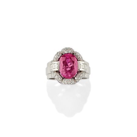 Anello con zaffiro rosa e diamanti
