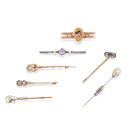 Sette spille con gemme, smalti e perle