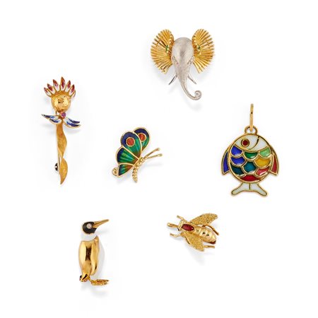 Cinque spille e un pendente con smalti