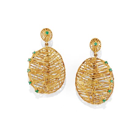 Orecchini pendenti con smeraldi