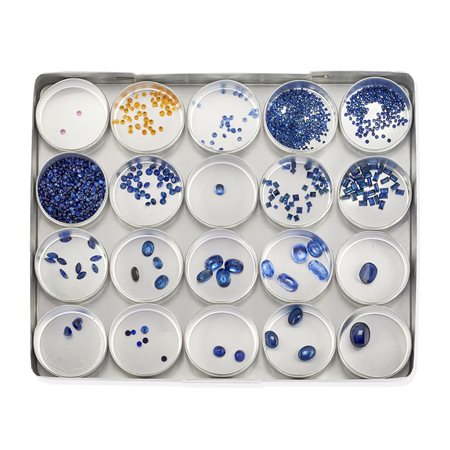 Cofanetto con zaffiri, blu, gialli e rosa