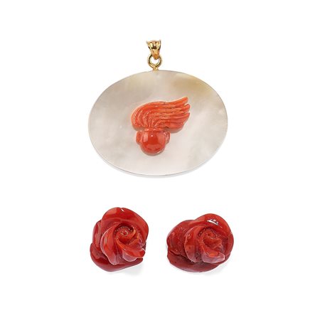 Due rose e un pendente con corallo