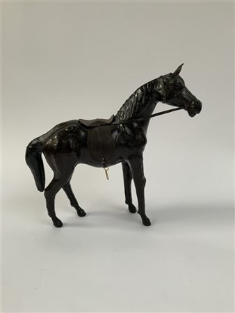 Scultura di cavallo in cartapesta con inserti in skai e metallo (h. cm 33 x l.