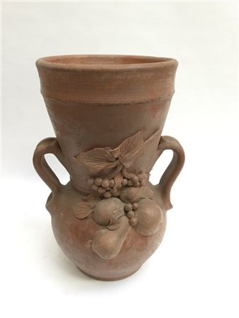 Vaso in terracotta decorato con frutti in altorilievo(difetti)
