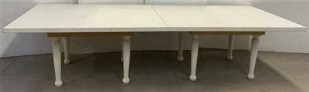 Grande tavolo in legno dolce con piano e gambe tornite verniciate a smalto bian