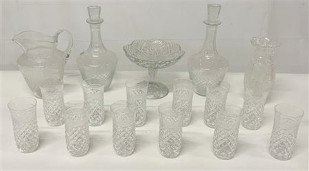 Lotto composto da dodici bicchieri, due bottiglie con tappo e una brocca, più u