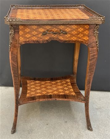 Comodino in legno intarsiato a due ripiani con cassetto nel ripiano superiore e