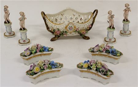 Manifattura di Capodimonte. Lotto composto da quattro putti, quattro cestini fi
