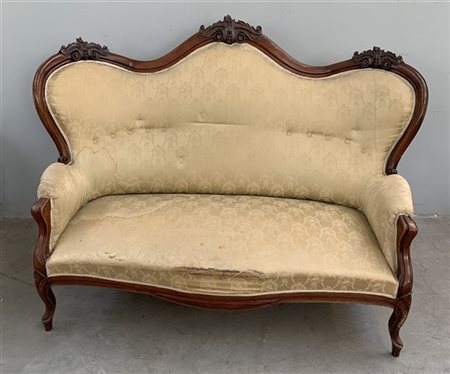 Divano a tre posti in legno intagliato di forma mossa rivestito in tessuto sec.