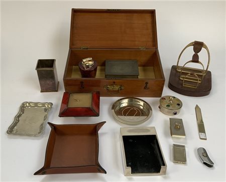 Cartone contenente numerosi oggetti di diverso uso e materiale (difetti)