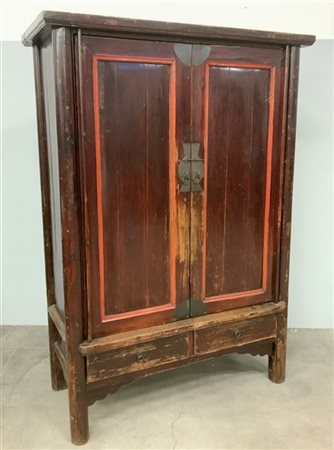 Armadio a due ante in legno dipinto 
Cina, inizio secolo XX
(140x200x70 cm.) (d