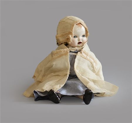Manifattura italiana, bambola con viso, braccia e gambe in porcellana policroma