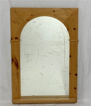 Specchiera con cornice in cirmolo con intagli a motivi geometrici (cm 77x115) (