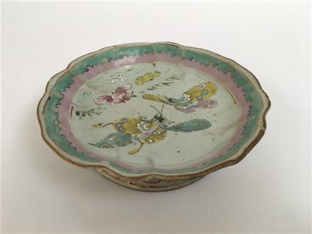 Alzatina in ceramica policroma con decori a motivi naturalistici (difetti)
Cina