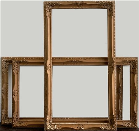 Gruppo di 3 cornici in legno intagliato, (luci cm 60x120)
(difetti)