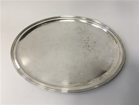 Vassoio di forma ovale in argento. Titolo 800 (cm 46x37) (g 1300)
