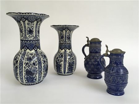 Lotto composto da due vasi in ceramica a decoro monocromo blu della manifattura
