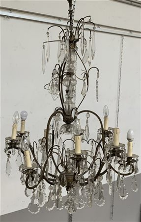 Lampadario a nove luci con struttura in bronzo e pendenti in vetro (h cm 105) (