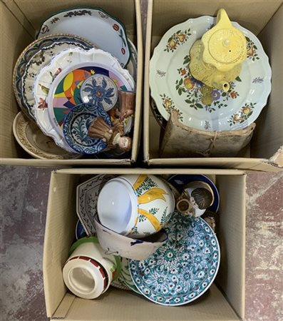 Tre cartoni contenenti numerosi piatti in ceramica e porcellana di epoche diffe