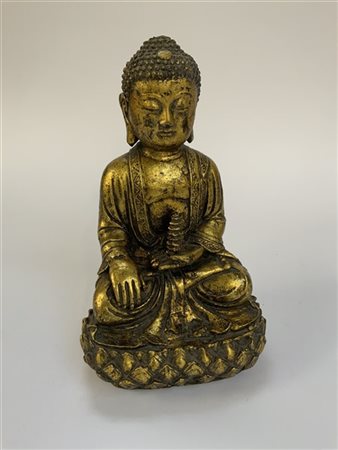 Manifattura orientale, sec. XX; Buddha in metallo dorato assiso su fiore di lot