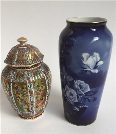 Lotto composto da un vaso marcato Meissen e uno di Samson con decoro orientale