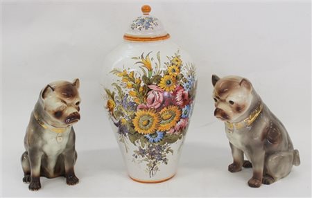 Lotto composto da due sculture raffiguranti "Cani" ed un vaso con coperchio in