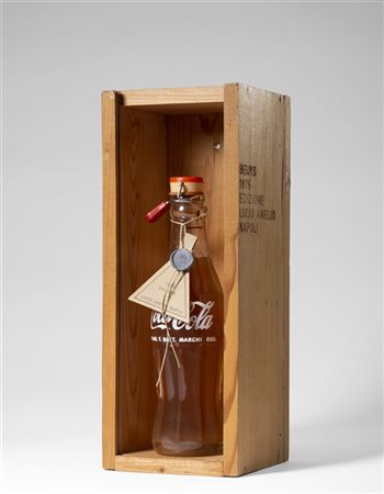 Joseph Beuys "Bruno Corà - Tee" 1975
bottiglia di Coca Cola, tè, scatola di legn