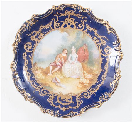 MEISSEN, XX secolo. Piatto in ceramica blu. Diametro: cm 44. (rotture)