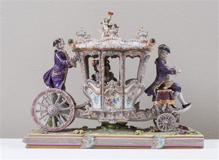 Gruppo in porcellana policroma raffigurante carrozza. XVIII secolo. Reca...