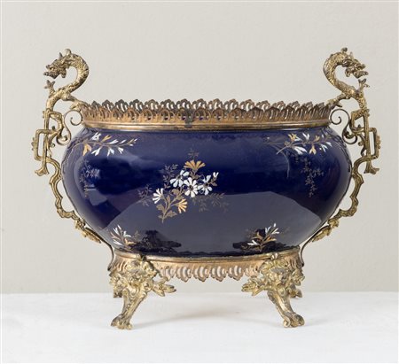 Centrotavola a coppa in maiolica blu con montatura in bronzo dorato con prese...