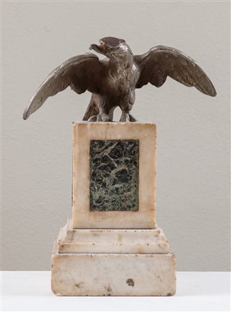 "Aquila". Inizi del XX secolo. Scultura in ferro nichelato su base marmorea...