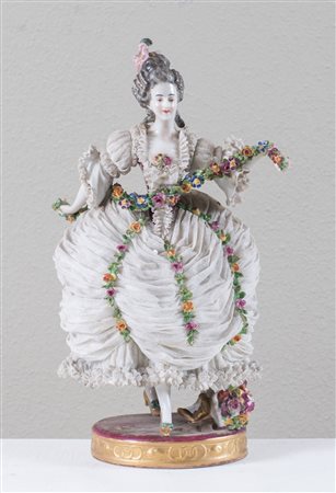 "Dama". Statua in porcellana policroma. Prima metà del XX secolo. Reca sigla...