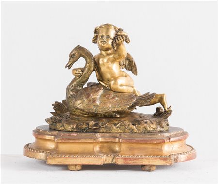 "Putto su cigno". Scultura in bronzo dorato. Francia, XVIII secolo. Cm...
