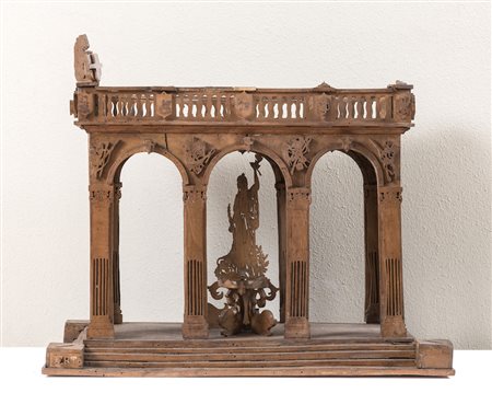 Modellino architettonico ligneo di portico. XVIII secolo. Cm 51,5x62x32....