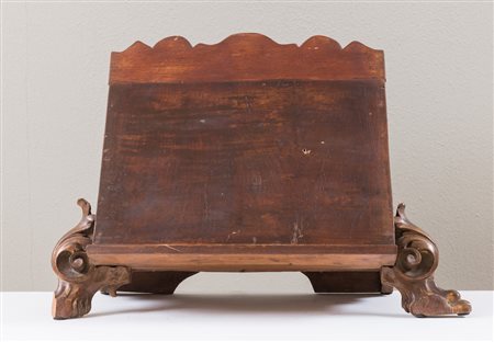 Leggio ligneo realizzato con materiale di recupero. Cm 38x55,5x25.