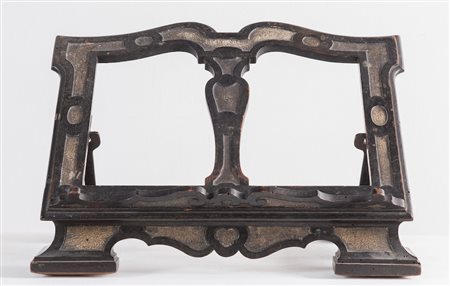 Leggio in legno laccato con riserve a fondo ribassato, con tracce di...