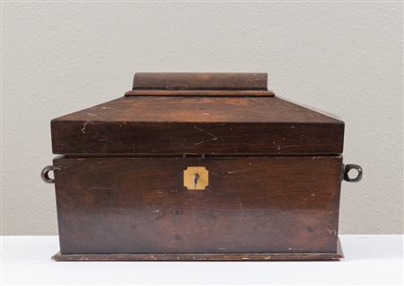 Bauletto. Francia, XIX secolo. Lastronato in palissandro con interni in...