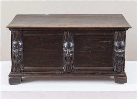 Piccola cassapanca. Lombardia, metà del XVIII secolo. Realizzato in legno di...