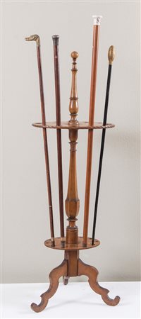 Lotto composto da quattro bastoni da passeggio e mobiletto portabastoni in...