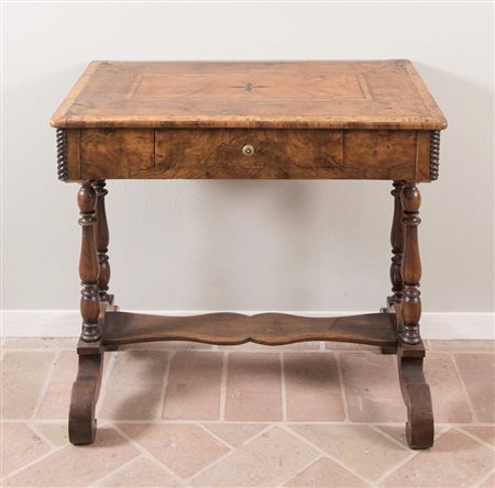 Scrittoio con piano. XIX secolo. Lastronato e filettato in noce e radica di...