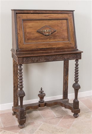 Scrittoio a ribalta. Inghilterra, fine XIX secolo- inizi XX secolo. Cm...