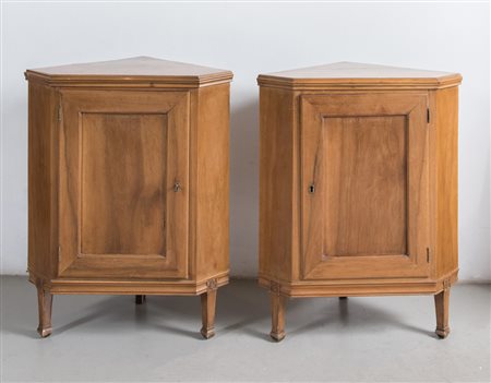 Coppia di angoliere in noce. Veneto, ultimo quarto del XVIII secolo. Sostegni...