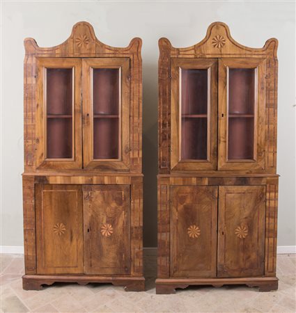 Coppia di angoliere. XX secolo. Composte da due elementi e lastronate in noce...