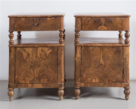 Coppia di comodini lastroni in noce e radica di noce, filettatati in acero....