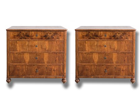 Coppia di cassettoni. Bologna, metà del XIX secolo. Reca quattro cassetti....
