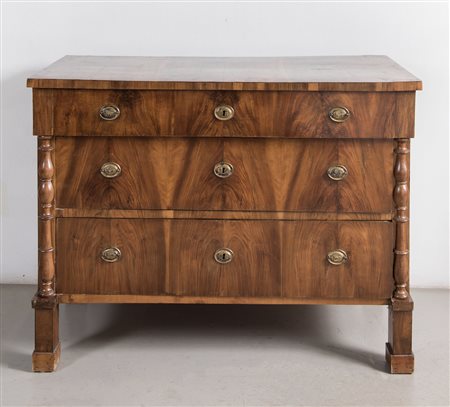 Cassettone tardo impero lastronato in piuma di noce. Emilia, metà del XIX...