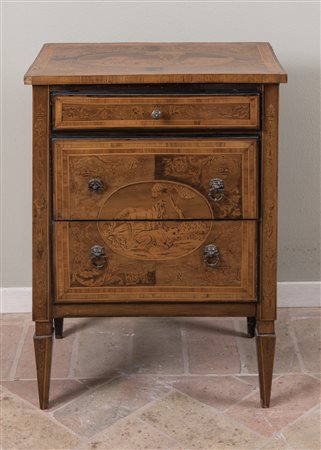 Comodino. Fine XIX - inizi XX secolo. Lastronato in noce con intarsi in acero...