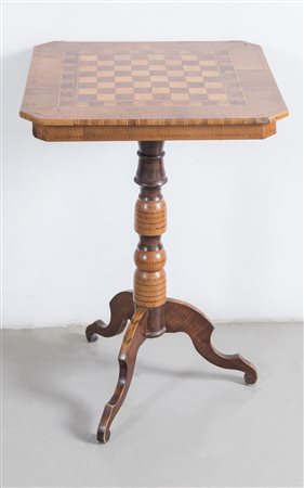 Tavolino di Rolo con scacchiera. Inizi del XX secolo. Lastricato in noce e...