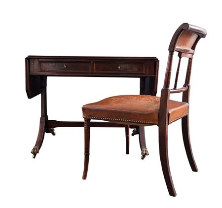 Lotto composto da TAVOLO SCRITTOIO e SEDIA, realizzati entrambi in mogano....