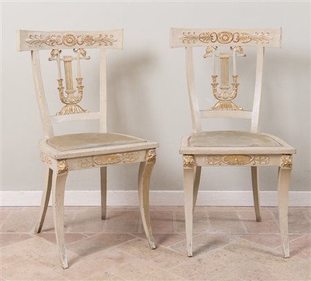Coppia di sedie. Toscana, XIX secolo. Realizzate in noce laccato e dorato. Cm...